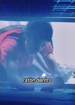 Una mujer queda atrapada en un congelador a -30 grados Celsius. #film #movie #suspenso#foryou