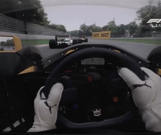 🏁 Step Back into the Golden Age of Formula 1 — Experience the Legend of the San Marino Grand Prix 🏁 Enter an ULTRA IMMERSIVE sim racing dimension — a true time machine that takes you straight into the beating heart of 1990s Formula 1, through the legendary corners of Imola. Every shift, every vibration, every reaction of the car connects you to the pure essence of motorsport. 🔥 Spotlight: Mod. B195 Vintage Formula Rim — the faithful replica of the Benetton B195 steering wheel driven by Michae