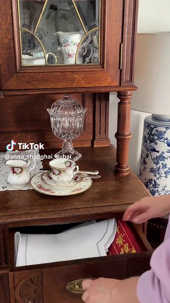 Retro Style Table Settings with Vintage China