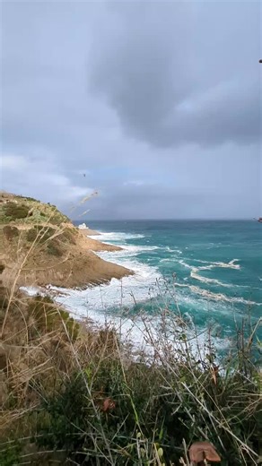 تغيّر الجو فجأة، فتلبّدت السماء بالغيوم وخفت الضوء، وكأن العالم ارتدى شيئًا من الحزن. صار كل شيء أكثر هدوءًا وثقلًا، وبدت التفاصيل باهتة تحت الرماد. ومع ذلك، في هذا الكآبة جمال خفي، فالسماء الرمادية لوحة تدعو للتأمل. أحيانًا لا نرى عمق الجمال إلا حين يخفت الضوء قليلًا. #تغير_الجو #أجواء_كئيبة #جمال_الحزن #تأمل #سماء_رمادية