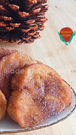 Como Fazer Rabanadas Perfeitas 🍯🎄 Rabanadas tradicionais portuguesas com calda de vinho do Porto - perfeitas para o Natal! ✨ INGREDIENTES: Rabanadas: • 1 pão cacete • 800 ml de leite • 100 g de açúcar • 2 cascas de limão • 2 paus de canela • 2 ovos • 500 ml de óleo para fritar • 2 C.(sopa) de açúcar (para polvilhar) • canela (para polvilhar) q.b. Calda: • 125 ml de água • 200 ml Vinho do Porto • 100 ml Mel • 2 Pau de Canela ⏰ TEMPO DE PREPARAÇÃO: 30-40 minutos DICAS: • Use pão do dia anterior 