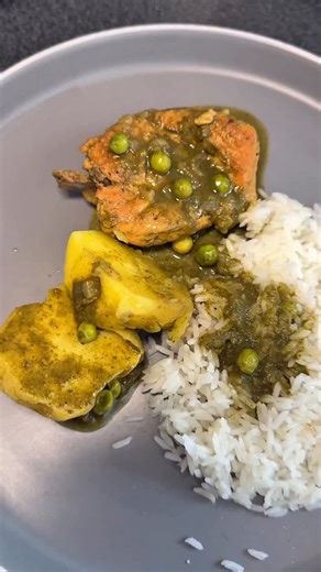 Cami&Mapi ★ on Instagram: "Almuerzo de hoy: Seco de pollo 🐥 aunque no lo crean, esta es la primera vez de Mapi comiendo ese plato, parece que si le gustó😮‍💨✨ #momlife #recetas"