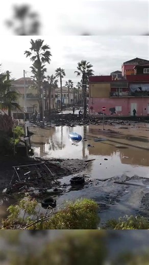 Storm Harry heeft voor hevig noodweer in het Middellandse Zeegebied gezorgd. In deze video zie je de grote schade aan de oostkust van Sicilië tussen #Catania en #Messina. #weervideo #weernieuws #stormharry #sicily #flooding #stormbeelden #golven | Weer & Radar België