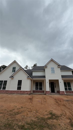 3 things you should know before building a custom home: 🏠👇 1️⃣ Your budget isn’t real until selections are made. That “starting number” can change fast. A $500 faucet vs. a $2,000 faucet doesn’t seem huge until it happens across an entire house. Real pricing comes from real choices. At G&R Builders, we guide you through selections early so there are fewer surprises later. 2️⃣ Timelines will shift, even with solid planning. Weather delays, inspections, material lead times… they happen. The goal