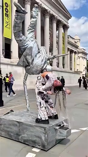 When I perform with the most flexible gir@LibertyBarros #silvermanstatueofficial #flexibility