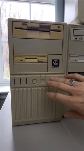 Michael on Instagram: "AMD 486DX - 40mhz 💾 . . . #asmr #90s #startup #nostalgia"