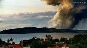 WATCH │Phivolcs logged a minor phreatomagmatic eruption from Taal Volcano Island's main crater at 5:58 a.m. today. The eruption generated a 2,800 meter grayish plume before drifting west-southwest. According to the state volcanology bureau, Alert Level 1 prevails over Taal. 🎥: MDRRMC Talisay Batangas For more news update, visit: manilastandard.net | Manila Standard