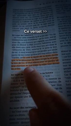 Man of God in progress 💫 on Instagram: "⚠️ Jésus ne demande pas de se mutiler physiquement. Il utilise une image très forte pour marquer les esprits. La « main droite » symbolise tout ce qui peut nous conduire au péché : une habitude, une relation, une passion, un plaisir, un objet, un environnement. Jésus dit qu’il vaut mieux renoncer à quelque chose d’important mais dangereux spirituellement, plutôt que de garder cette chose et perdre la vie éternelle 🙏🏼 ➡️ Le péché n’est pas à prendre à la