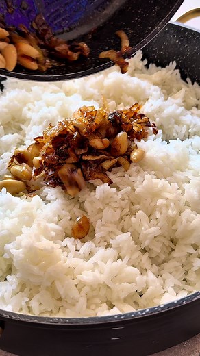אורז עם שקדים ובצל/ Rice with Almonds and Onions 2 כוסות אורז 4 כוסות מים חמים חצי כף מלח בצל גדול שקדים שלמים (ללא קליפה) אופן הכנה- מחממים סיר עם 2 כפות שמן. מטגנים את האורז. מוסיפים מלח ומים, כשהמים מבעבעים מנמיכים את האש, מכסים ומבשלים 20 דק׳. כשהאורז מוכן, מחכים 10 דק׳ ומפרידים בעדינות עם מזלג. חותכים בצל גדול לרצועות דקות. מחממים מחבת עם כף שמן. מטגנים את הבצל ומוסיפים את השקדים. מטגנים על אש נמוכה תוך כדי ערבוב מדי פעם. מוסיפים מעט מים ומטגנים עד שהבצל והשקדים מתקרמלים. **זה לוקח קצת זמן 