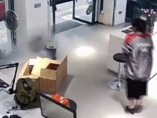 【浙江】电动车电瓶充电5小时后突然爆炸起火 室内瞬间浓烟弥漫