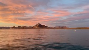 🧡 Lake Powell at sunset is unreal. What’s your go-to sunset activity—boating, relaxing, or snapping pics? . . . 📷 : @visitpagelakepowell | Lake Powell Resorts and Marinas