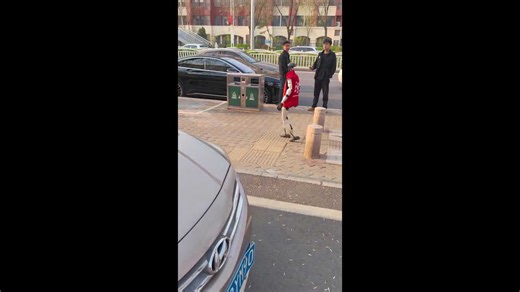 Humanoid robot greets locals as it strolls along street in China