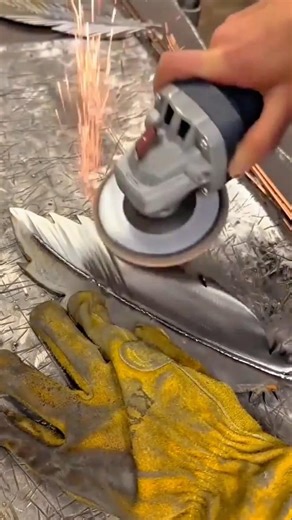 Creating Feather Pattern Details on Metal Surface Using an Angle Grinder for Artistic Finish #shorts