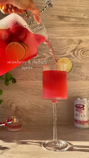 Rabarber och Jordgubb Spritz: En Fräsch Drinkrecept