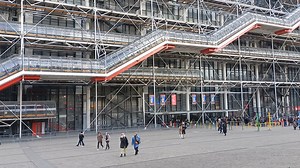 Le Centre Pompidou et son impressionnante structure. Place Georges-Pompidou - Paris 4e. PARIS de mes Amours | PARIS de mes Amours
