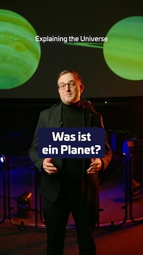 Planeten sind faszinierende, kugelförmige Himmelskörper, die sich auf ihrer Umlaufbahn um einen Stern bewegen – in unserem Fall um die Sonne. 💫 Doch wie viele Planeten gibt es eigentlich und was müsste ein Planet mitbringen, um Leben zu ermöglichen? Das erfahrt ihr in unserer neuen Folge #ExplainingTheUniverse. 🌱💧 © SPB | Planetarium am Insulaner / Wilhelm-Foerster-Sternwarte, Berlin