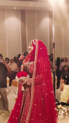 Wow, what a voice. beautiful bride sing a song.