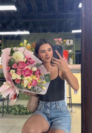 Ramo con 10 tulipanes 🌷 #flowers #blooms #floreria #estudiofloral #magnolia #flores #tulipanes #lisiabthus #rosas #dolar #ramo