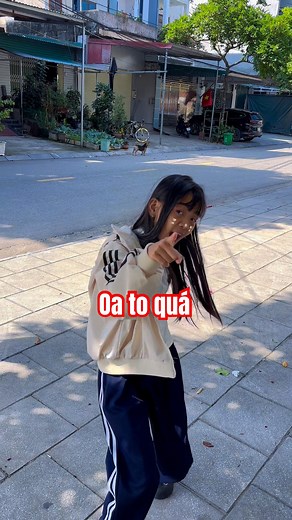 Con mèo khổng lồ trên mái nhà. The giant cat on the roof. #shorts