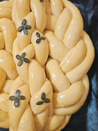Challah, uno de los panes que adoro, porque aquí se desborda mi creatividad, se crea una concentración óptima en lo que es el trenzado. Cada vez que lo hago, pruebo diferentes maneras de hacerlo, salgo de la rutina y me pongo a prueba. Sí, las personas como yo, competitivas consigo mismas, buscamos estos retos, y yo soy la primera en darme un impulso, a veces un extra de trabajo, pero hasta que no lo consigo, no paro. Aquí está Challah de 12 cabos, un pan de origen judío. El pan Challah se come 