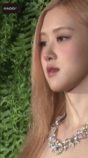 BLACKPINKロゼ、3億円超のジュエリー＆超ミニドレスで美脚も披露 【MAiDiGi TV】