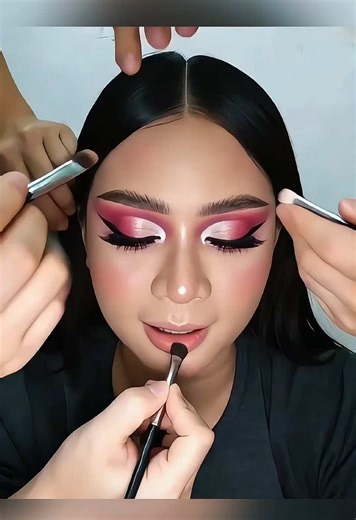 #capcut #capcutpioneer #capcutnow ✨ AI Quick Makeup Tutorial 💄 | Instant Glow-Up sa CapCut! ✨ Gusto mo ba ng instant transformation? 💋 With this AI makeup effect, puwede mo nang ubah ang iyong mukha sa ilang seconds lang! 🔥 💄 Ano ang matututunan mo sa tutorial na ito? Quick AI Makeup Effects para sa instant glam CapCut AI Beauty Filter na pang-Trending Step-by-step AI Portrait Editing para sa flawless look Create your own AI Makeup Portrait sa ilang clicks lang 🤍 Perfect para sa mga gustong
