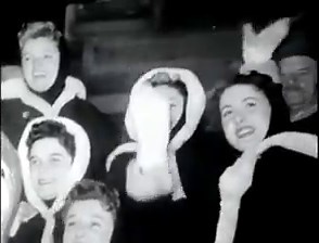 Carnaval de Québec (1956) Archives de 1956 où l'on assiste à une course de traîneaux à chiens, aux festivités du Carnaval, au couronnement de la Reine et à l'arrivée de touristes accueillis par Bonhomme Carnaval Audio Guy Lepage Salut Bonhomme | Je Me Souviens