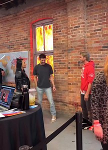 218K views · 3.5K reactions | Chissà che emozione averli accanto anche solo il tempo di una foto. Immaginate anche solo poter essere lì e vederli da lontano, respirare la magia che si crea quando questo cast si riunisce. La bellezza di un qualcosa che non cambia mai #HAPPYHALLOWTHANKSMAS | One Tree Hill Italia. | Facebook