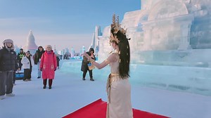 Choury Laorhours, Miss Preteen Junior Idol World 2024, recently performed the traditional Khmer Apsara dance in front of the ice sculpture of Cambodia’s famous Bayon Temple at the Harbin Ice and Snow World in northeast China’s Heilongjiang Province.❄️The Apsara dance, also known as the Royal Ballet of Cambodia, stands as a profound cultural symbol of the Khmer people. The fusion of Harbin’s ice and snow culture with the Cambodian traditional art captivated visitors and went viral online, fosteri