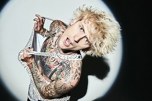 Machine Gun Kelly canta "Aerials", do System Of A Down, no Howard Stern Show
