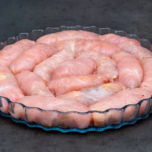 138K views · 1.5K reactions | Le mananci ca pe seminte. Mini rulouri din piept de pui, la cuptor! Ingrediente: piept de pui - 600 g sare - 3 g piper negru - 3 g pentru umplutură: ceapă - 1 buc ciuperci - 300 g ardei gras roșu - 1 buc sare - 5 g piper negru - 3 g ulei - 20 ml cașcaval - 150 g sos bechamel - 200 g Dimensiunea tavei 26 cm LA CUPTOR 180 °C/25 MIN | Savuros.TV | Facebook