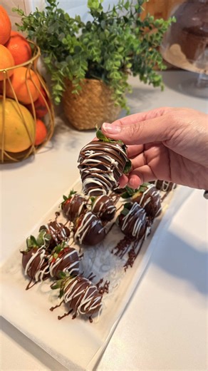 فراولة بالشوكولاته فراولة مغسولة ومنشفة منيح بذوب لوح شوكولاته 🍫 وبعدها بغلف الفراولة بالشوكولاته وبزينها ب شوكولاته بيضاء وندخلها الثلاجة شوي وصحتين #اكسبلور_فولو #اكسبلور #ترند #حلويات #فراوله⁩