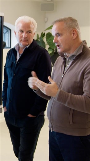 Als eis een huis op 10 minuten fietsen van CS Den Bosch? Daar vindt Alex wat van. Kopen Zonder Kijken is terug met seizoen 9. Kandidaten kopen zoals altijd ongezien een huis, maar een ding is anders: dit seizoen zien we iedere week een andere presentator. Beau van Erven Dorens, Chantal Janzen, Ruben Nicolai, Caroline Tensen, Leonie ter Braak, Miljuschka Witzenhausen, Jamai Loman, Marieke Elsinga, Daphne Bunskoek, Buddy Vedder en Monica Geuze nemen de rol van Martijn Krabbé over. Gelukkig is Mart