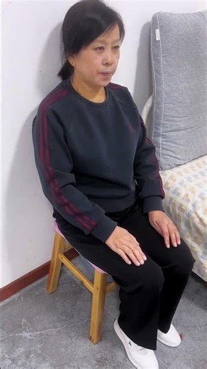 The solid wood toilet chair prepared for the elderly at home can be used in squatting toilets,