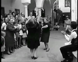 El Pali, canta por sevillanas en la Casa de los artistas. La Casa de los Artistas: el palacio olvidado que Sevilla aún no se ha rescatado Entre la nobleza del pasado y el arte de antaño, un edificio rehabilitado aguarda su destino en pleno corazón de Sevilla. En una ciudad como Sevilla, donde las piedras hablan de historia y las fachadas esconden leyendas, hay edificios que, pese a su belleza y simbolismo, permanecen en silencio. Es el caso de la Casa de los Artistas, un palacio del siglo XVI en