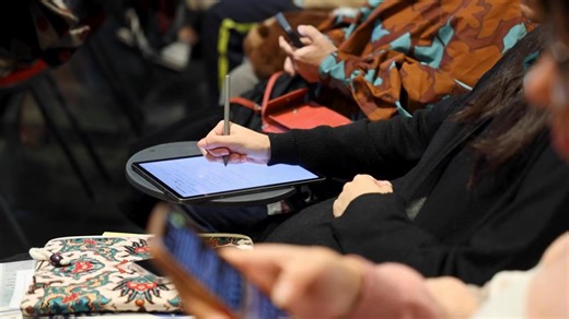 𝐀𝐝𝐨𝐥𝐞𝐬𝐜𝐞𝐧𝐭𝐢, 𝐢𝐥 𝐟𝐮𝐭𝐮𝐫𝐨 𝐞̀ 𝐜𝐚𝐦𝐛𝐢𝐚𝐦𝐞𝐧𝐭𝐨 𝐞 𝐫𝐞𝐬𝐩𝐨𝐧𝐬𝐚𝐛𝐢𝐥𝐢𝐭𝐚̀ Pensano al proprio futuro con preoccupazione ma anche con consapevolezza. In loro convivono insicurezza e ansia, curiosità e motivazione. È il ritratto degli adolescenti italiani tracciato dalla ricerca condotta dal CREMIT – Centro di Ricerca sull’Educazione ai Media, all’Innovazione e alla Tecnologia dell’Università Cattolica del Sacro Cuore, promossa da Avvenire e ScuolAttiva Onlus e presentat