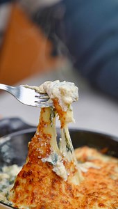 Make your favorite spinach dip at home today! 🧀 You’ll only need a few affordable ingredients to make this classy dish that’s perfect for date nights at home. 😌 You can serve this with chips or as an appetizing dip with bread. Tag your bestie to make this for you today! 🩵 | FEATR