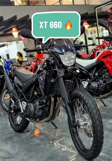 Assiste até o final 😳🔥 🚀 YAMAHA XT 660R 📅 ANO: 2012 🎰 KM: 59.192 💰 VALOR: R$ 39.990,00 • Motor monocilíndrico 660cc — força e torque de sobra pra qualquer terreno • Suspensão de longo curso — conforto e resistência tanto no asfalto quanto na terra • Posição de pilotagem alta — mais domínio e visão no trânsito e nas viagens • Freios a disco — segurança e controle em qualquer situação • Escape encorpado e presença marcante — a big trail raiz que chama atenção por onde passa • Moto versátil —