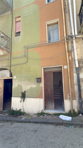 🇮🇹 SICILY PROPERTY FOR SALE – €45,000 Garage 2 Apartments | 2–3 Bedrooms Each ✔️ Includes private garage ✔️ Two separate apartments ✔️ 2–3 bedrooms per apartment ✔️ No kitchens installed (ready to customise) ✔️ Excellent investment potential 📍 Mussomeli, Sicily 🚶‍♂️ Walking distance to the town centre and local amenities Ideal for rental income, multi-family living, or a renovation investment in one of Sicily’s most popular property towns. To buy or request more details: 📲 Contact Nathalie 