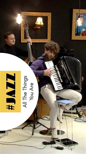 Am o sensibilitate aparte pentru muzica jazz.. mai ales pentru cea scrisă în anii ‘30-‘40, unde melodia se întrece cu frumusețea si gustul armonic.. unde melodia te cucerește iar armonia te fascinează.. “All the Things You Are” — o piesă scrisă în 1939 de Jerome Kern, devenită în timp unul dintre cele mai iubite standarde de jazz. Are o structură armonică deosebită, care o face specială și provocatoare pentru orice muzician. Pentru mine, e o combinație perfectă între sensibilitate și echilibru —