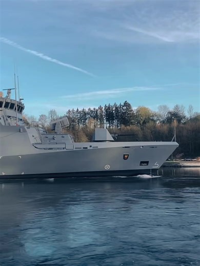FGS Emden (F266) adalah korvet modern kelas Braunschweig (Type 130) generasi kedua milik Angkatan Laut Jerman (Deutsche Marine). Kapal ini dirancang untuk pertempuran permukaan di perairan pesisir, pengawasan, dan operasi anti-permukaan dengan kemampuan stealth (siluman) yang tinggi. Berikut adalah rincian spesifikasi dan persenjataan FGS Emden (Batch 2): 1. Spesifikasi Teknis Kelas: K130 Braunschweig (Batch 2) Panjang: 89,12 meter Lebar: 13,28 meter Draft: 3,4 meter Bobot: Sekitar 1.840 - 1.850