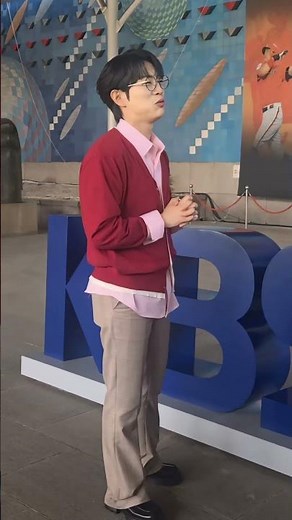 수요일 아침 ☀️아침마당 〈도전! 꿈의 무대〉 방송 후팬들과 함께한 웃음 😊가까이서 전해지는 다정함에 마음 한편이 따뜻해지는 시간 #안성훈 #아침마당#퇴근길직캠 #도전꿈의무대