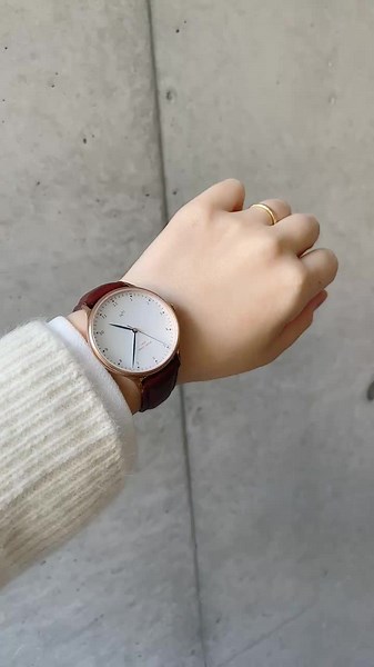 シンプルで控えめなデザインがかわいい！ちょっと大きめだけど、インデックスやケースが繊細な雰囲気で、女性も着けやすいです☺️ クリスマスギフトにもおすすめ！ ABOUT VINTAGE 1969 #レディースウォッチ #メンズウォッチ #腕時計