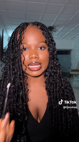 Perfecting the Black Lip Liner Look: A Tutorial