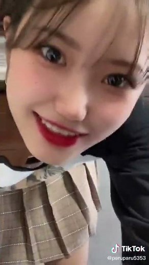 【胸チラ】チ〇ビ丸見え⁉特大サービス