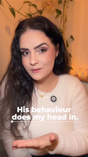 Kristýna Tomášová 🇬🇧 lektorka angličtiny on Instagram: "(Something) does my head in” = štve mě to / leze mi to na nervy / vytáčí mě to Je to neformální britský výraz, hodně běžný v mluvené angličtině 🇬🇧 Příklady: This noise is doing my head in. → Ten hluk mě fakt vytáčí. Waiting for her reply is doing my head in. → Čekání na její odpověď mě ničí / leze mi to na nervy. Stop asking the same question — you’re doing my head in. → Přestaň se ptát na to samé – už mě fakt štveš. #anglictina #englis