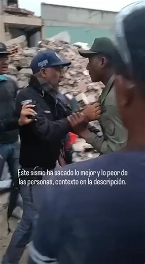 🚨 La Guaira: Un efectivo militar fue retenido por familiares de las víctimas en las torres OPPP luego de que testigos aseguraran haberlo visto presuntamente consumiendo licor mientras continúan las labores de búsqueda y rescate. La situación generó gran indignación y estuvo a punto de terminar en un linchamiento. Funcionarios policiales intervinieron y lo retiraron bajo custodia. Hasta el momento, no hay información oficial sobre lo ocurrido. #venezuela #TerremotoVenezuela #LaGuaira #estadovarg