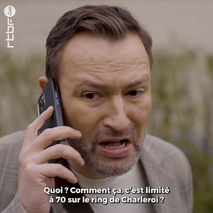 Fabrizio le Carolo (Damien Gillard) doit repasser son permis. Son examinateur (Jérôme de Warzée) complètement sidéré, garde néanmoins son calme... | Le Grand Cactus - RTBF