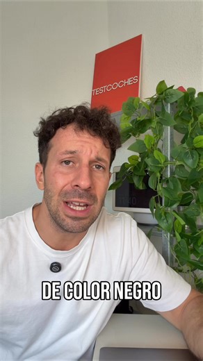 Analizamos el techo de cristal cubierto de tela del Tesla Model Y estándar. ¿Es una estafa o una solución ingeniosa para reducir costes, mejorar la insonorización y las vibraciones? 🤔 Comparativa con el techo Premium y sus láminas plateadas. ¿Qué opinas? ¡Comenta! #coches #cocheselectricos #TeslaModelY #techoTesla #innovacionautomotriz #reviewcoche #motorpasion | TestCoches