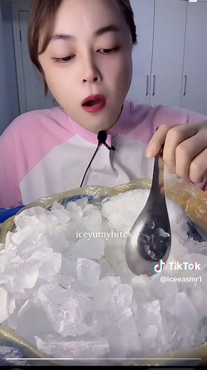 #iceasmr #iceeating #mukbangesbatu #iceeatingsound #hardice #crunchyice #ice #icelovers #icecube